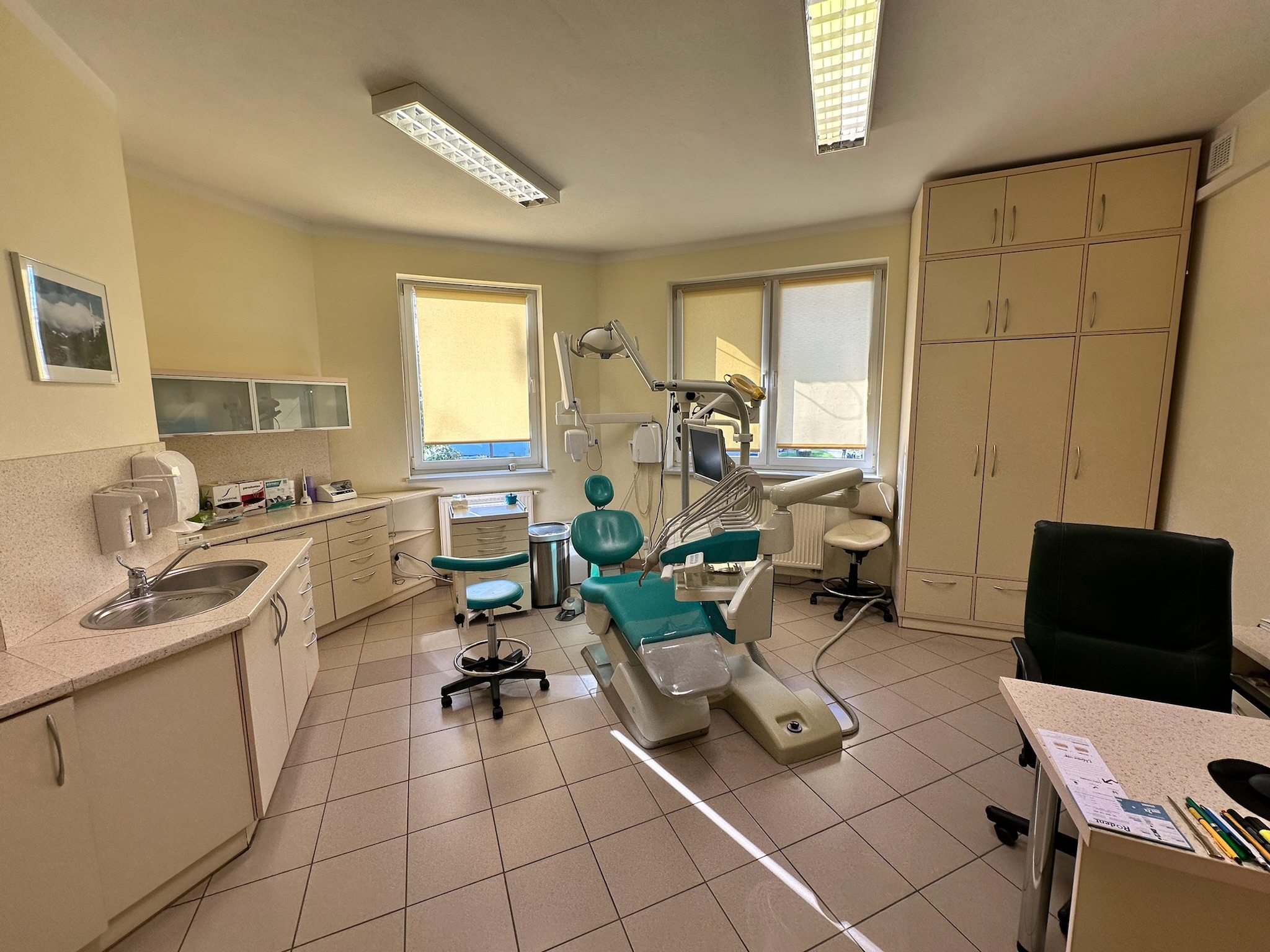 Odstąpię w pełni wyposażony gabinet stomatologiczny z mikroskopem i rentgenem – Marka RODENT i strona WWW | Mrągowo MAZUR-MED